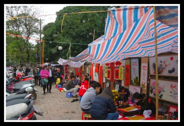 A crowded corner of Pham Ngoc Thach Street