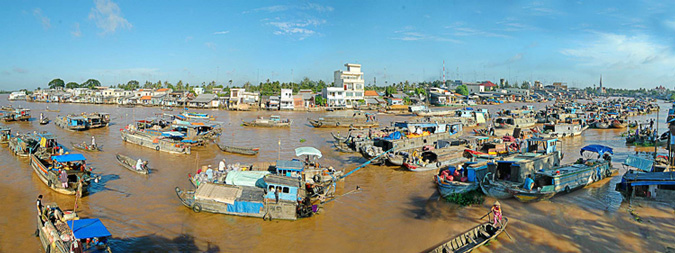 Overview of Cai Be floating market