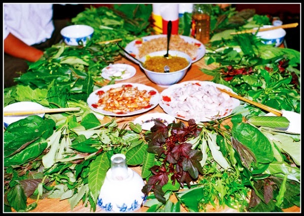 A banquet of Goi La in a rural family