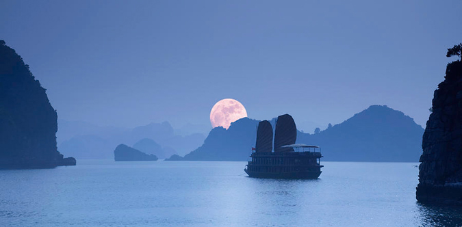 Halong-Bay-under-the-moonlight