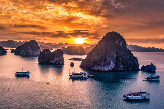 halong-bay-when-night-falls