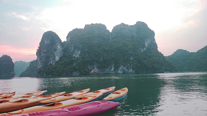 kayak-halong-bay-vietnam