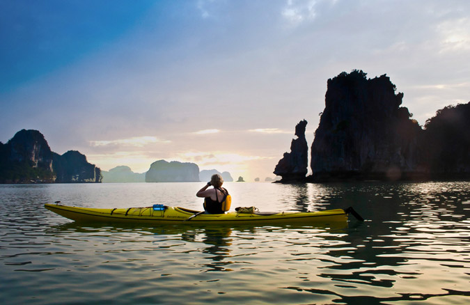 Kayaking-halong-at-dusk